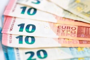 Billetes de diez y veinte euros vistos de cerca