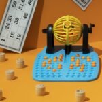 Bolas numeradas de un juego de azar sobre una superficie clara