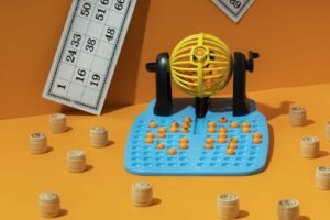 Bolas numeradas de un juego de azar sobre una superficie clara