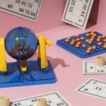 Bolas numeradas ordenadas sobre una superficie clara