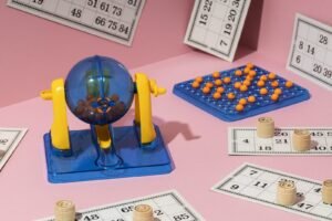 Bolas numeradas ordenadas sobre una superficie clara