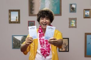 Una persona sujeta boletos de lotería con las dos manos