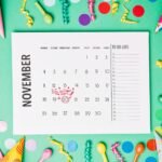Calendario con varias fechas señaladas y adornos