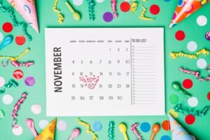 Calendario con varias fechas señaladas y adornos