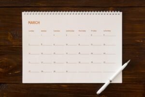 Calendario de sobremesa sobre una mesa de madera