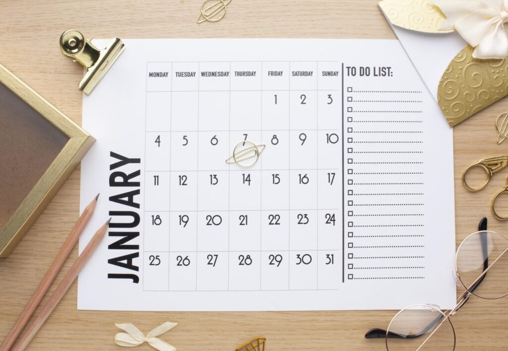 Calendario y material de escritorio vistos desde arriba