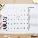 Calendario y material de escritorio vistos desde arriba