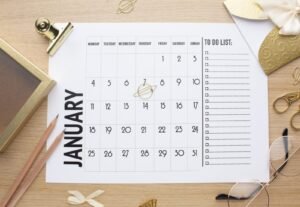 Calendario y material de escritorio vistos desde arriba